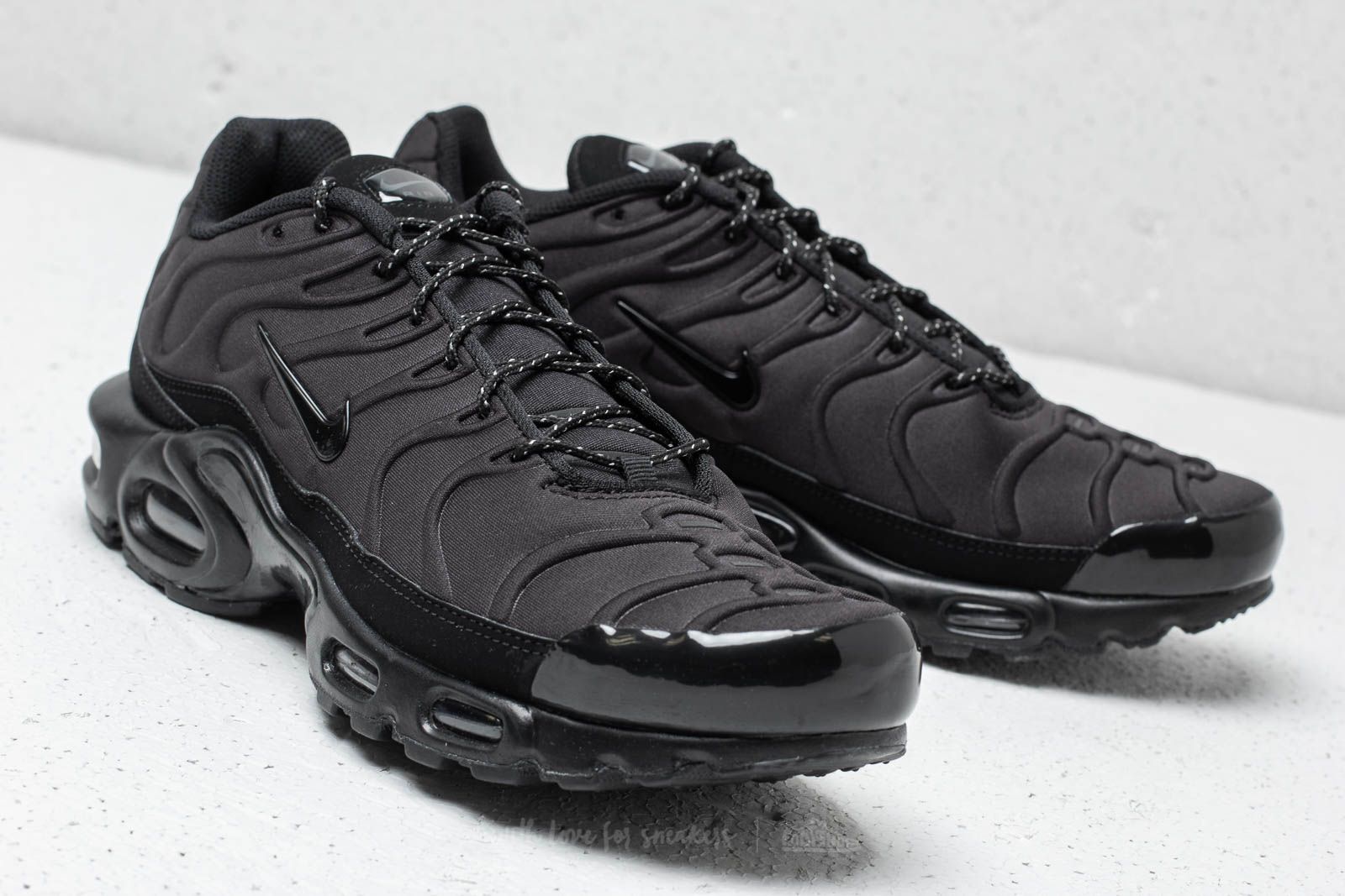 air max tn black and white